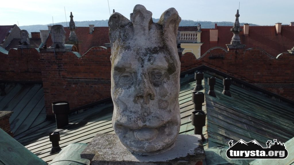 Maszkaron Tarnów, Figura Zdobiąca Attykę Ratusza. Zdjęcie z drona