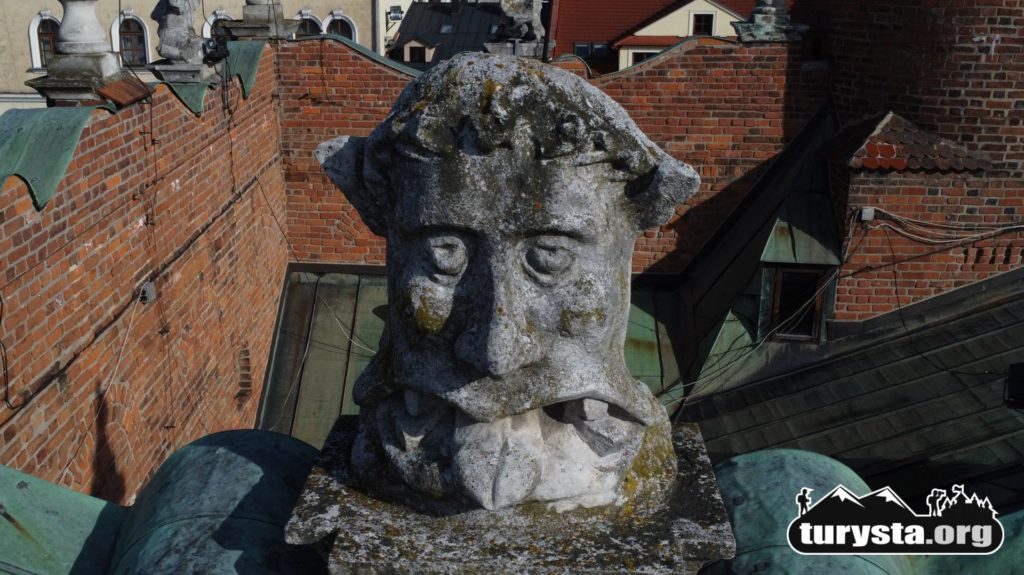 Maszkaron Tarnów, Figura Zdobiąca Attykę Ratusza. Zdjęcie z drona