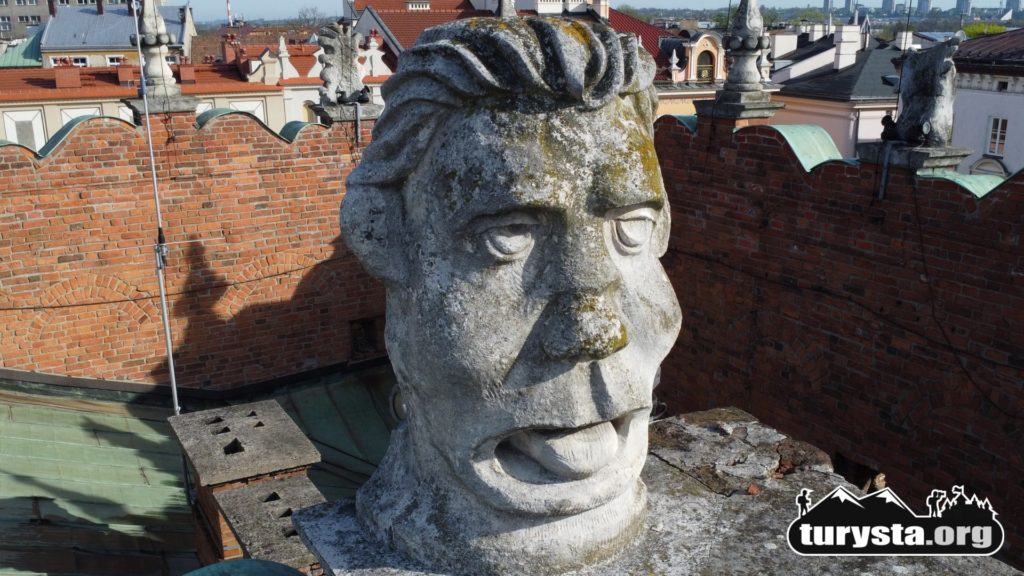 Maszkaron Tarnów, Figura Zdobiąca Attykę Ratusza. Zdjęcie z drona