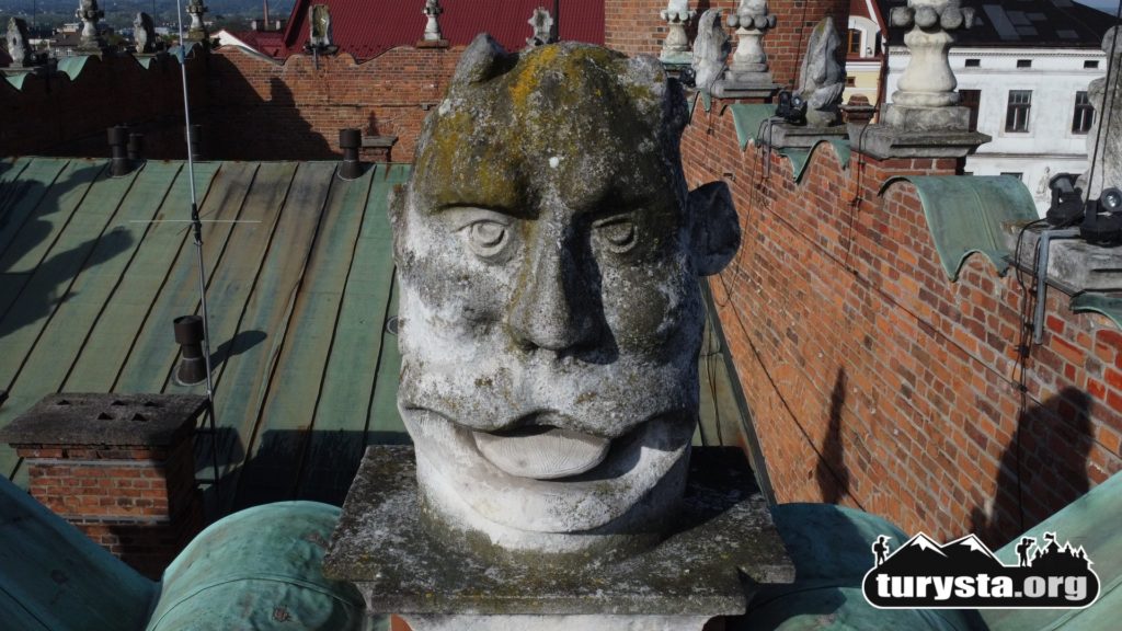 Maszkaron Tarnów, Figura Zdobiąca Attykę Ratusza. Zdjęcie z drona