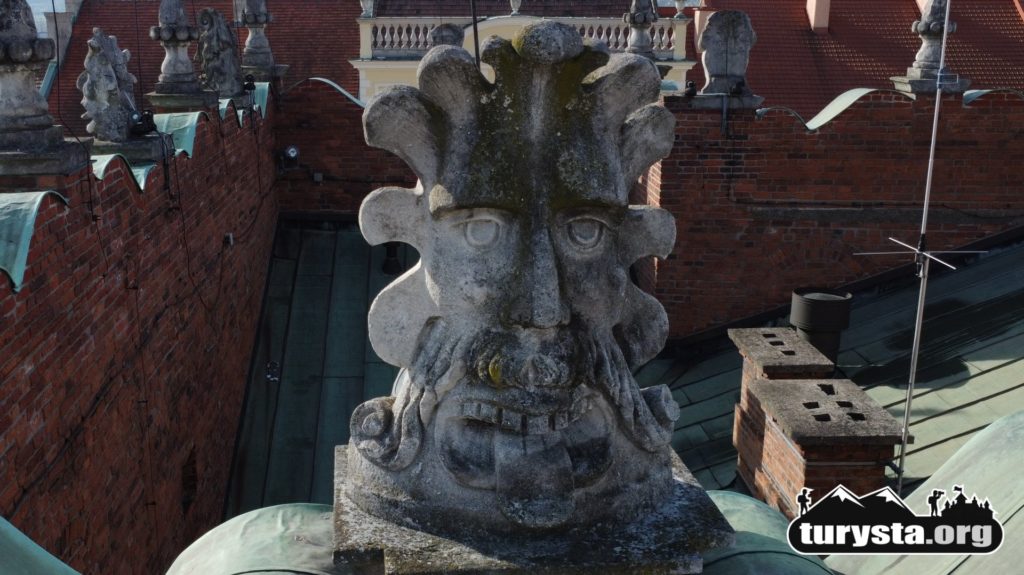 Maszkaron Tarnów, Figura Zdobiąca Attykę Ratusza. Zdjęcie z drona