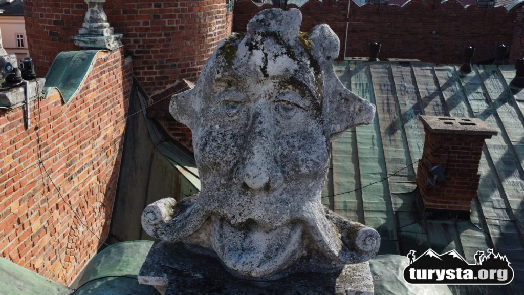 Maszkaron Tarnów, Figura Zdobiąca Attykę Ratusza. Zdjęcie z drona