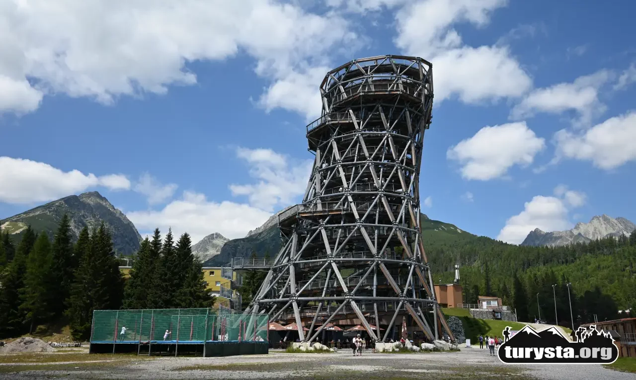 Wieża widokowa Tatras Tower w Szczyrbskim Jeziorze na Słowacji