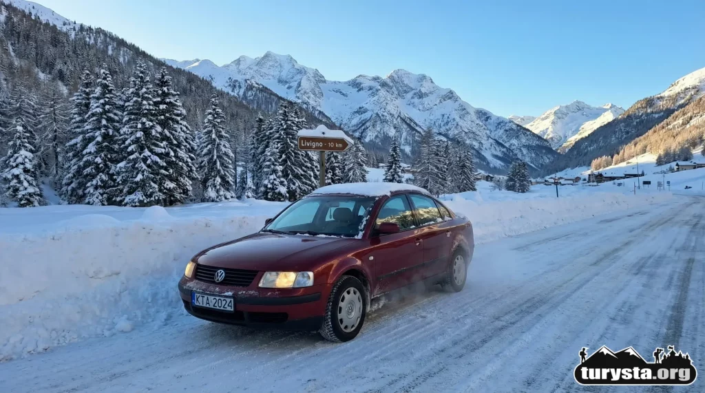 Samochód w zimowej scenerii Alp - przepisy dotyczące opon zimowych we Włoszech.