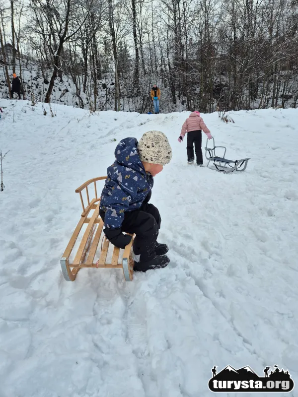 Łagodny stok do nauki jazdy na sankach dla maluchów przy potoku Słonka w Rabce.