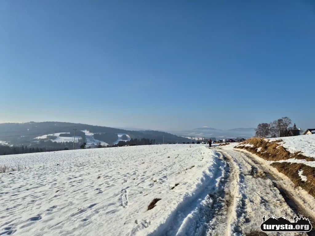 Rodzinna wyprawa na sanki na naturalne górki pod Maciejową w Rabce-Zdroju.