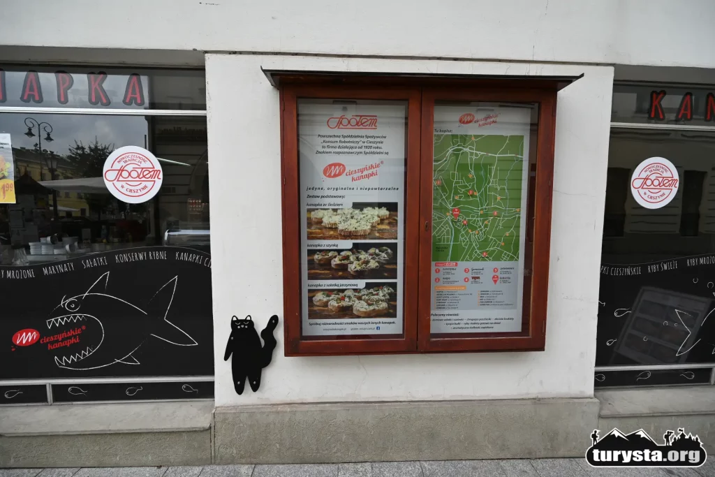 Tradycyjny budynek sklepu Społem w Cieszynie, miejsce związane z akcją książki Kocia Szajka.