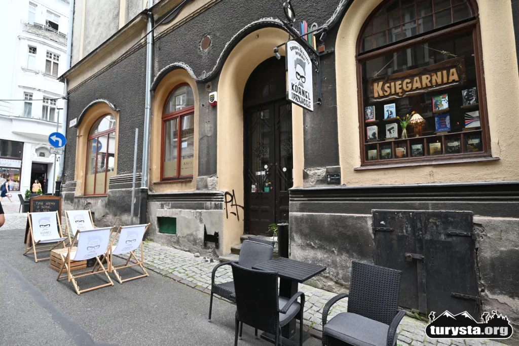 Klimatyczna księgarnia, kawiarnia Kornel i Przyjaciele w Cieszynie z książkami dla dzieci.