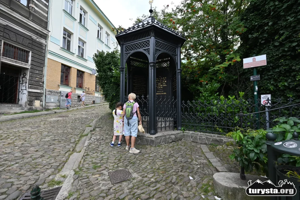 Zabytkowa, zadaszona Studnia Trzech Braci z żeliwną altaną w Cieszynie.