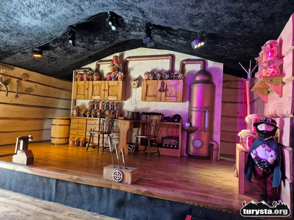 Stylowo zaaranżowana scena teatralna w Warsztacie Krucabomby w parku rozrywki Rabkoland.