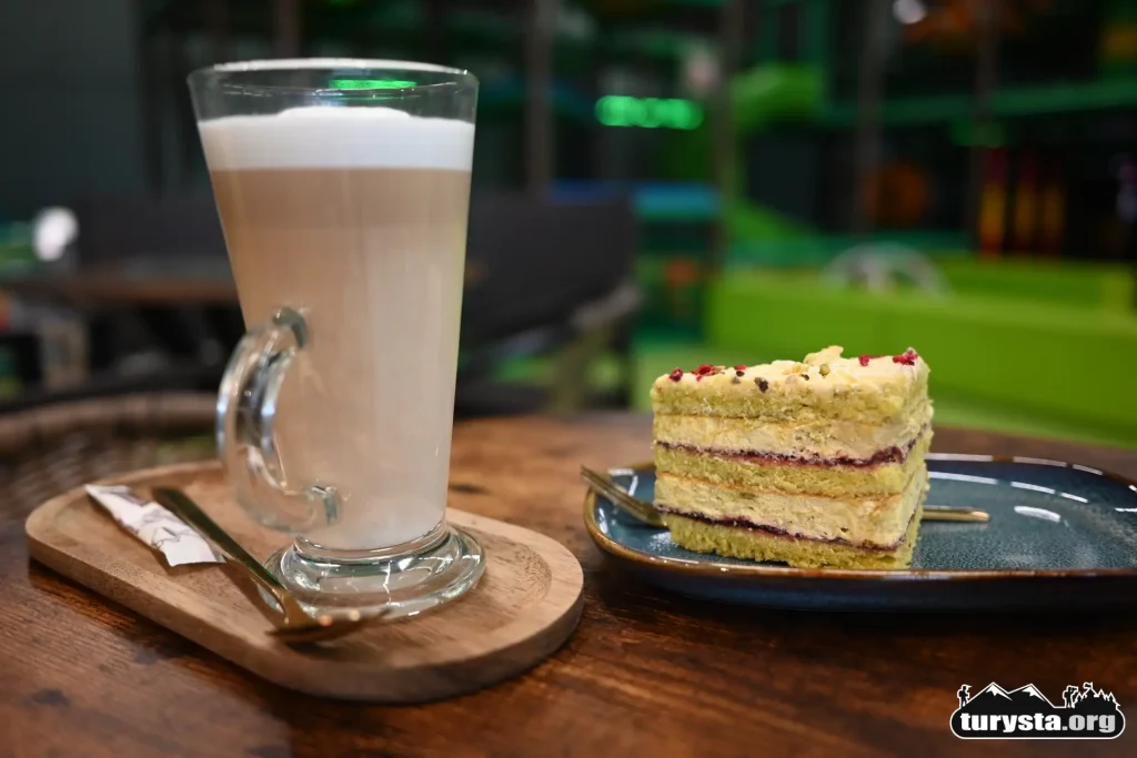 Kawa i ciasto na stoliku w kawiarni Sali Zabaw Tropikana.