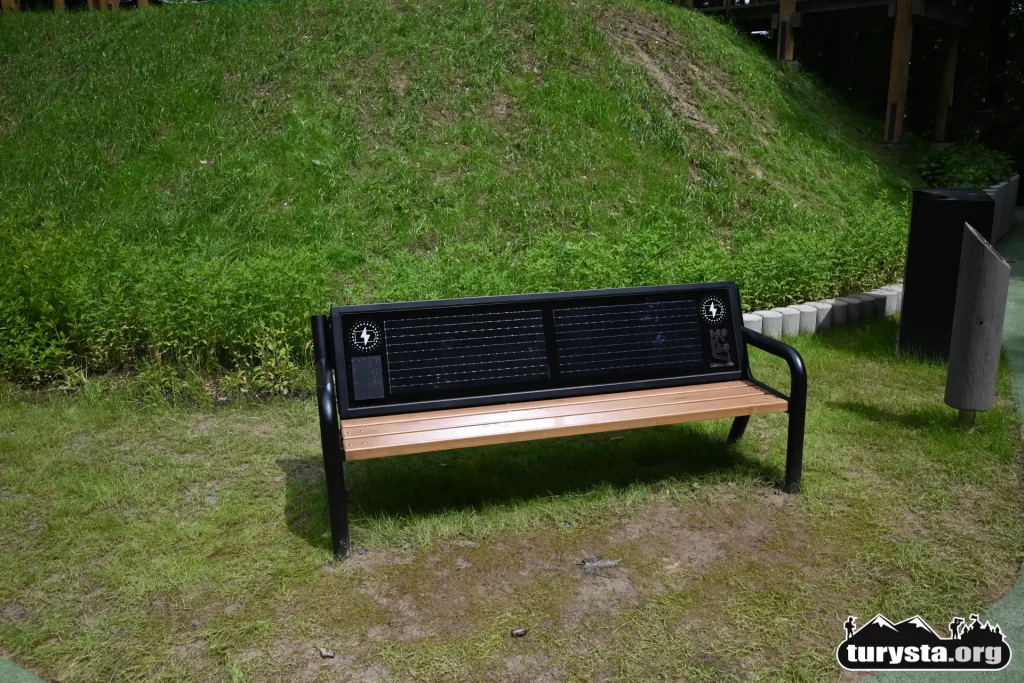 Miejsce do odpoczynku ławka na Miejskiej Górze przy Orbisferze