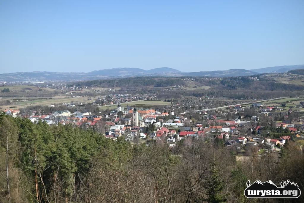 Widok na Stary Sącz i Kotlinę Sądecką z najwyższego punktu kładki Leśnego Molo.