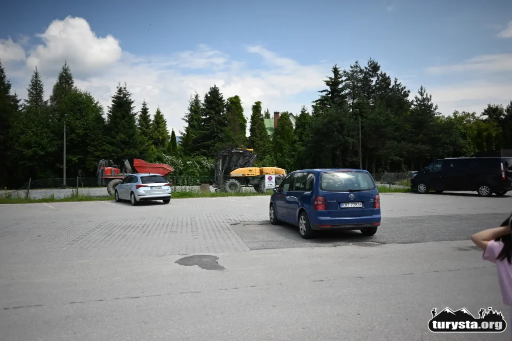 Bezpłatny, duży parking samochodowy bezpośrednio przed wejściem do Sali Zabaw Tropikana w Rabce-Zdroju.