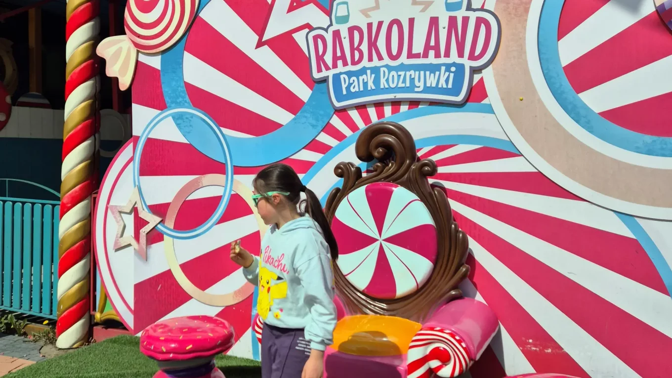 Dziewczynka na bajkowym tle w Rabkoland Park Rozrywki