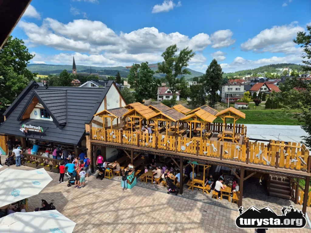 Drewniany taras gastronomiczny z góry w parku rozrywki Rabkoland – punkty z jedzeniem.