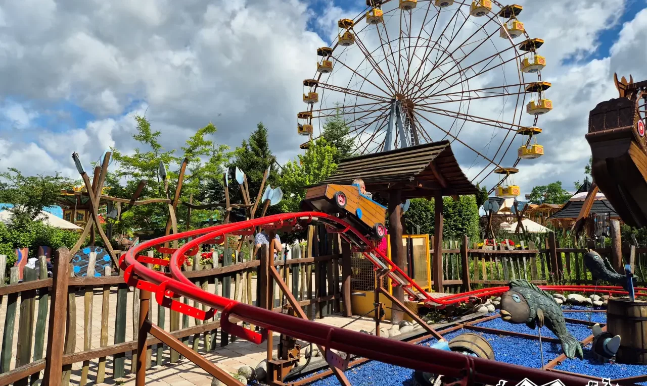 Rodzinny park rozrywki Rabkoland w Rabce-Zdroju – widok na rollercoaster i diabelski młyn.