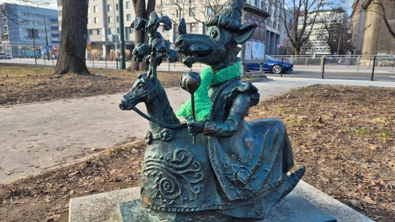 Pomnik smoka w stroju Lajkonika na krakowskim Zwierzyńcu.