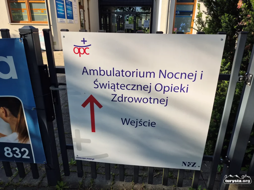 Tablica informacyjna Ambulatorium Nocnej i Świątecznej Opieki Zdrowotnej OPC w Rabce-Zdroju