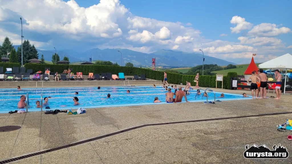 Zewnętrzny basen rekreacyjny w Aquaparku Tatralandia z widokiem na Tatry.