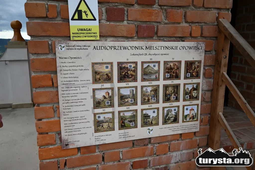 Tablica informacyjna z kodami QR do bezpłatnego audioprzewodnika „Melsztyńskie Opowieści” na zamku w Melsztynie.
