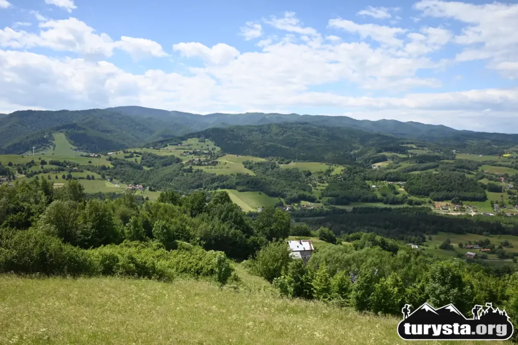 Górska panorama Beskidu Sądeckiego z tarasu widokowego w Woli Kroguleckiej.