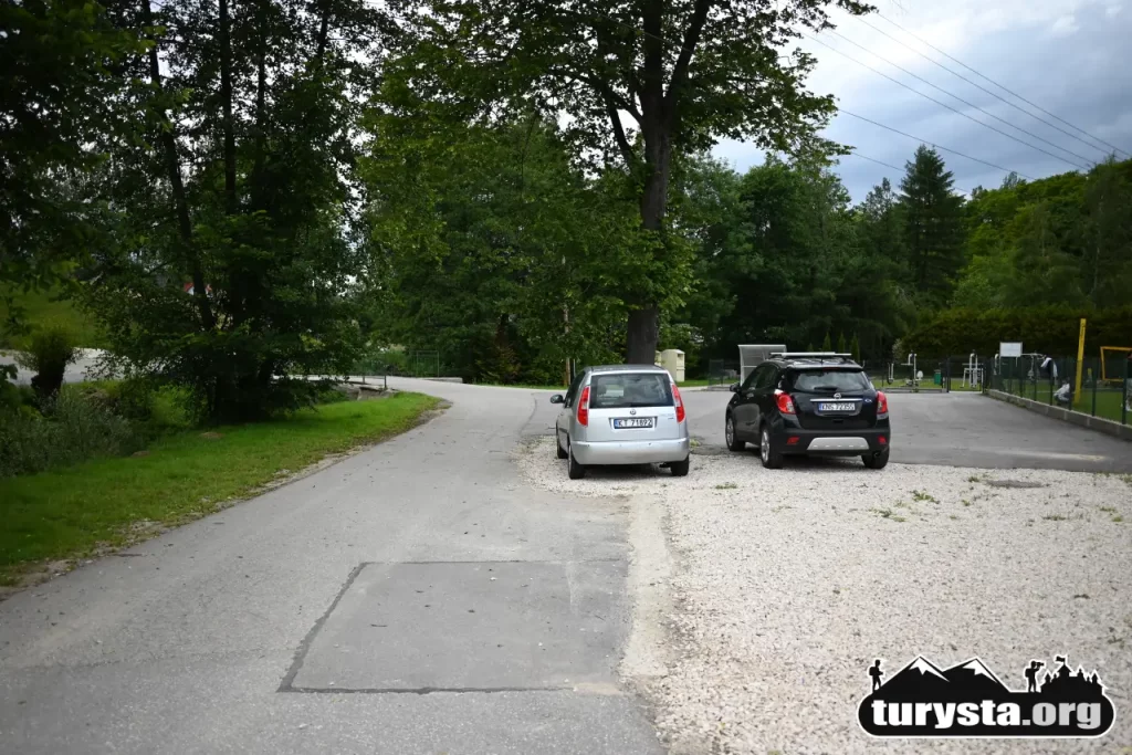 Bezpłatny parking samochodowy tuż obok Łazienek Mineralnych w Słonej