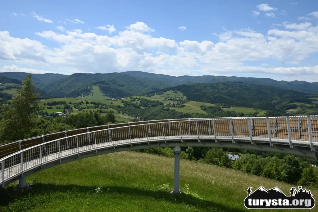 Platforma widokowa Ślimak w Woli Kroguleckiej z widokiem na panoramę Beskidu Sądeckiego.