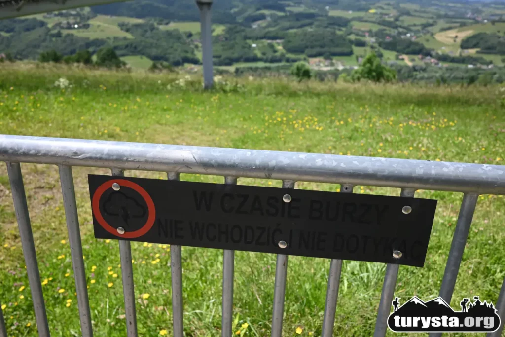 Tabliczka ostrzegawcza zakazująca wchodzenia na platformę w Woli Kroguleckiej w czasie burzy.