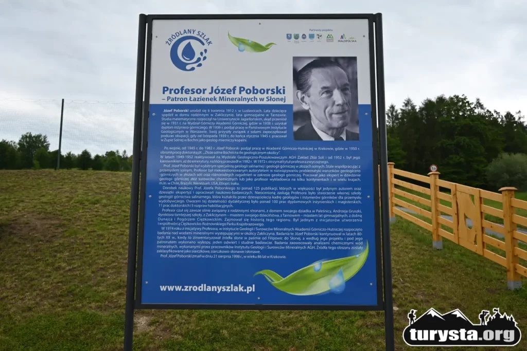 Tablica informacyjna z biografią i zdjęciem Profesora Józefa Poborskiego w Słonej