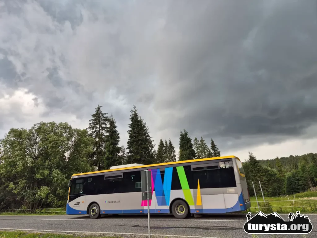 Autobus relacji Zakopane – Poprad linii A15 w miejscowości Jurgów