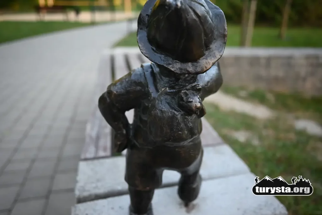 Zbliżenie na detale brązowej figurki Rabcia Wędrowca w Rabce-Zdroju