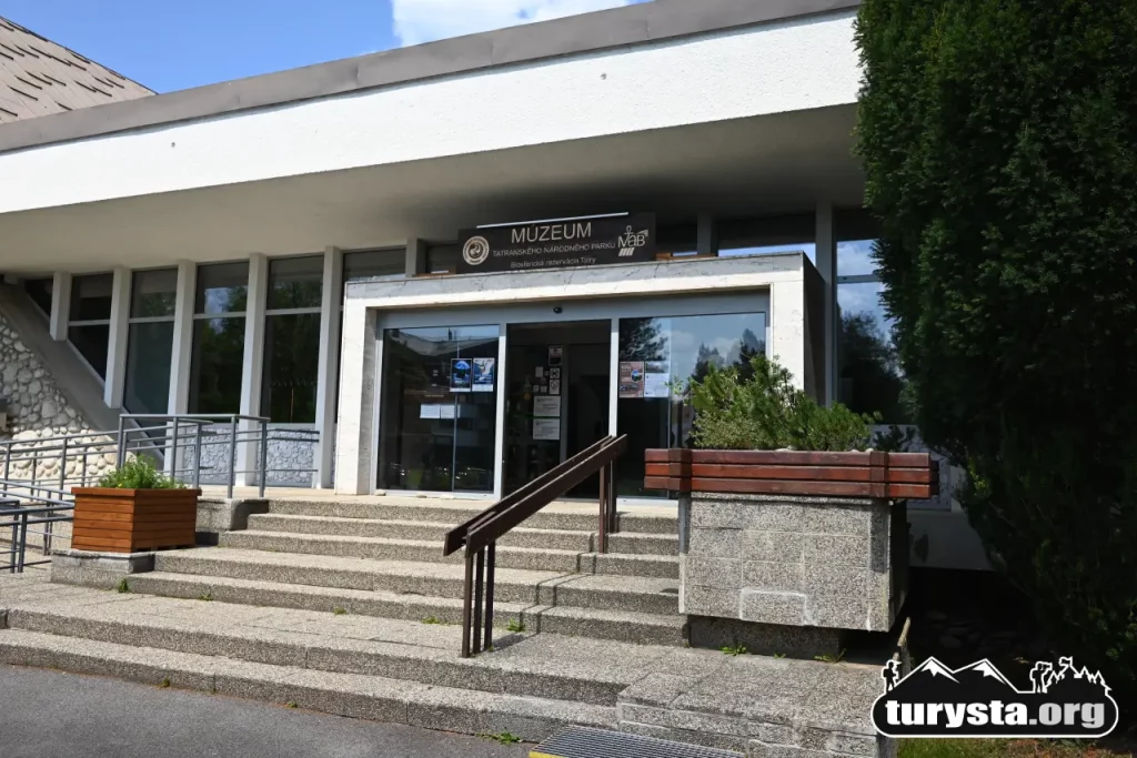 Charakterystyczny modernistyczny budynek Muzeum TANAP w Tatrzańskiej Łomnicy na Słowacji