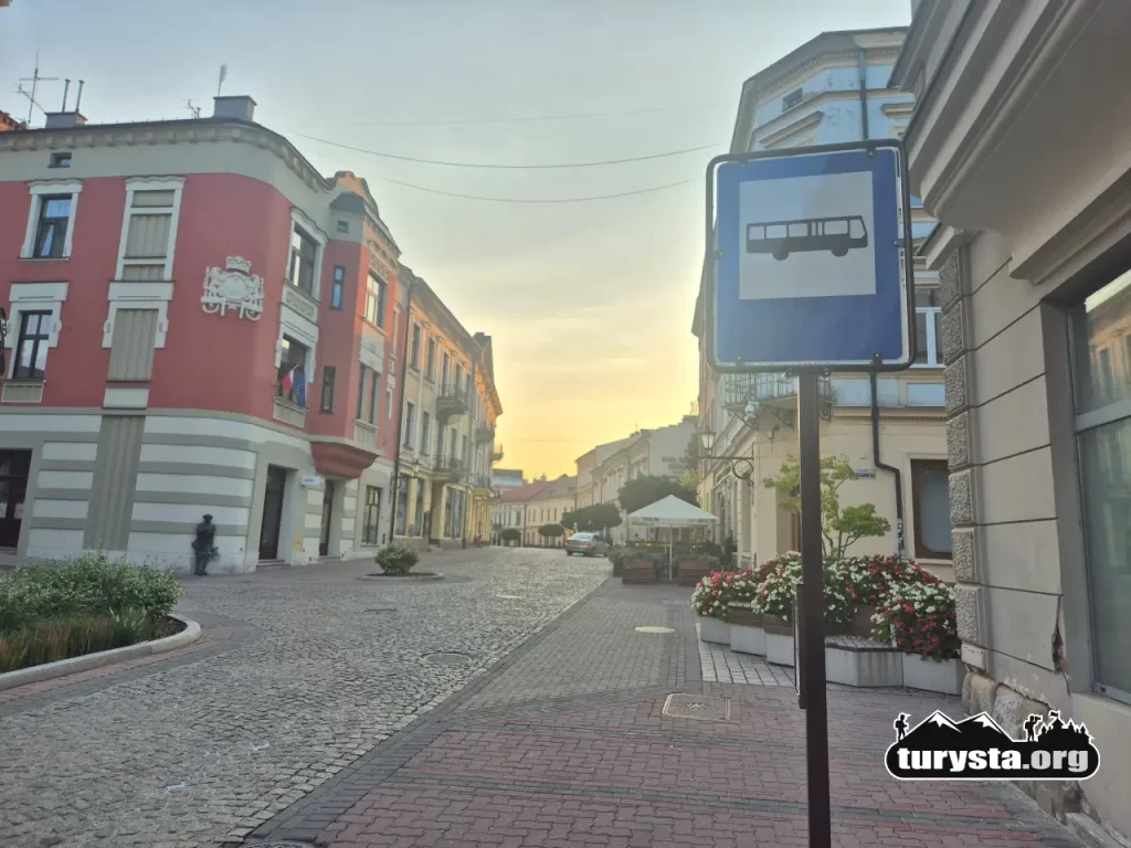 Znak przystanku autobusowego na zabytkowej ulicy Wałowej w centrum Tarnowa.
