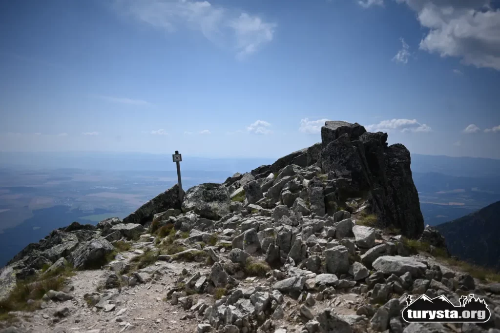 Kamienisty punkt widokowy na Wielkiej Łomnickiej Baszcie z panoramą Spisza