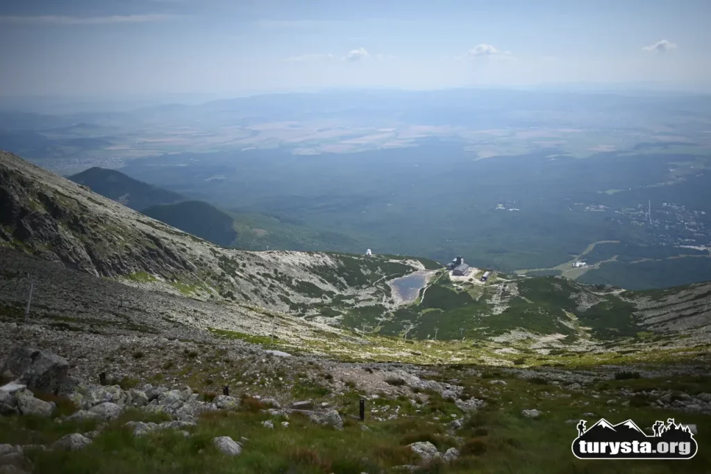Panorama na Skalnaté Pleso i dolinę widziana z podejścia na Łomnickie Sedlo