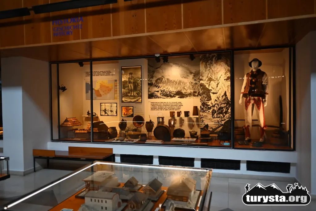 Duża gablota przedstawiająca historię osadnictwa i kulturę ludową Podtatrza w Muzeum TANAP