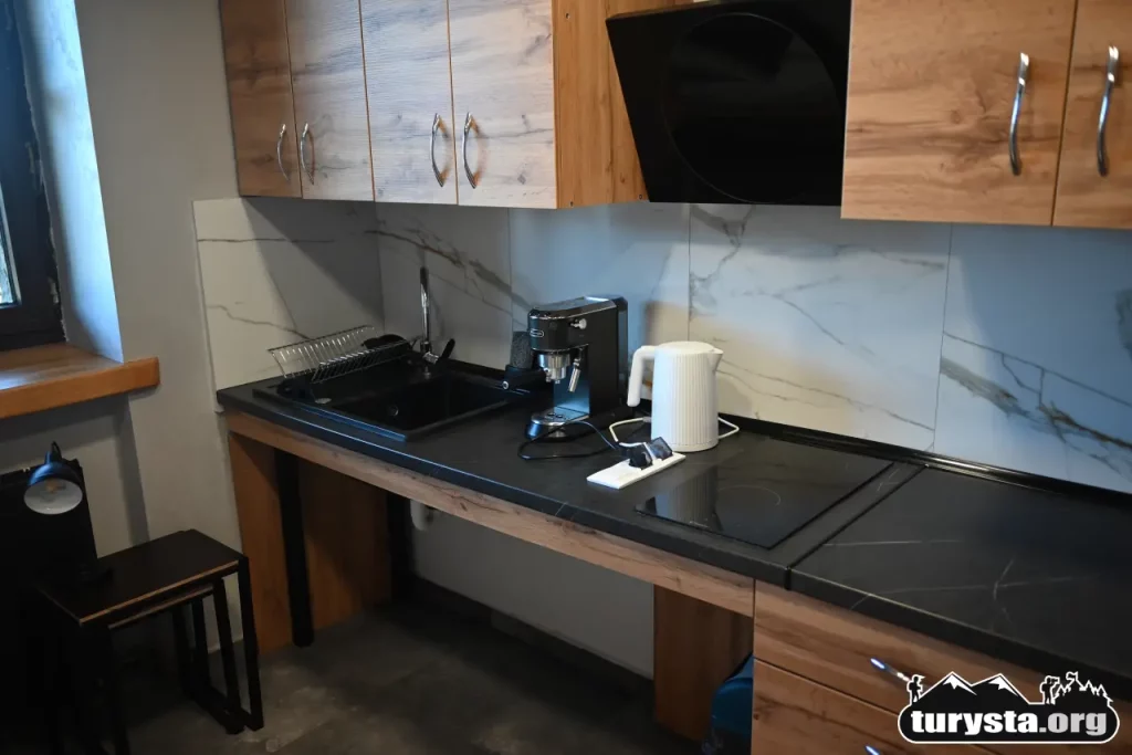 Aneks kuchenny z lodówką w pokoju Studio w schronisku na Turbaczu