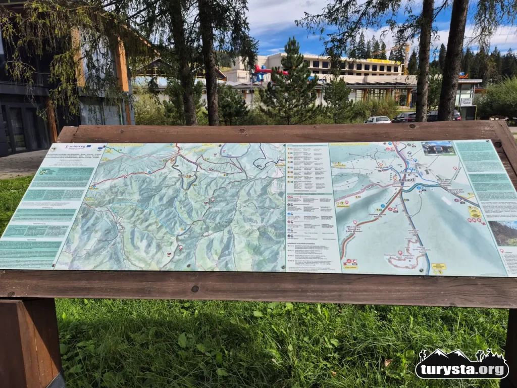 Tablica z mapą szlaków i tras turystycznych w okolicy Oravic