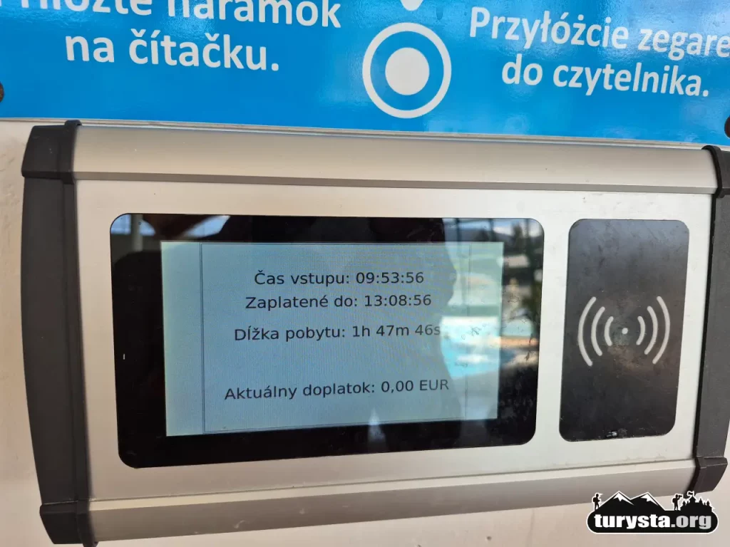 Ścienny czytnik opasek i zegarków basenowych sprawdzający pozostały czas pobytu w Meander Oravice