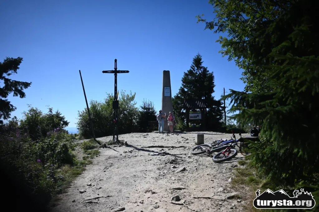 Kamienny obelisk z tablicą i krzyżem na szczycie Turbacza (1310 m n.p.m.)