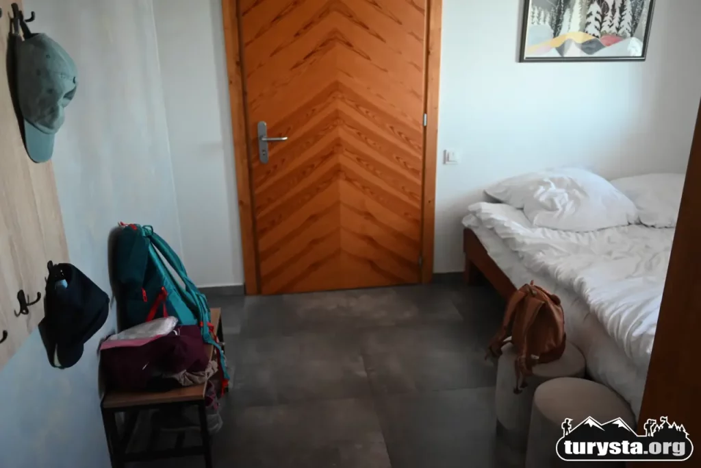 Przestronny pokój typu Studio w schronisku PTTK na Turbaczu