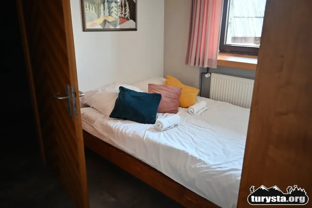 Duże, wygodne łóżko małżeńskie w pokoju typu Studio w Schronisku PTTK na Turbaczu