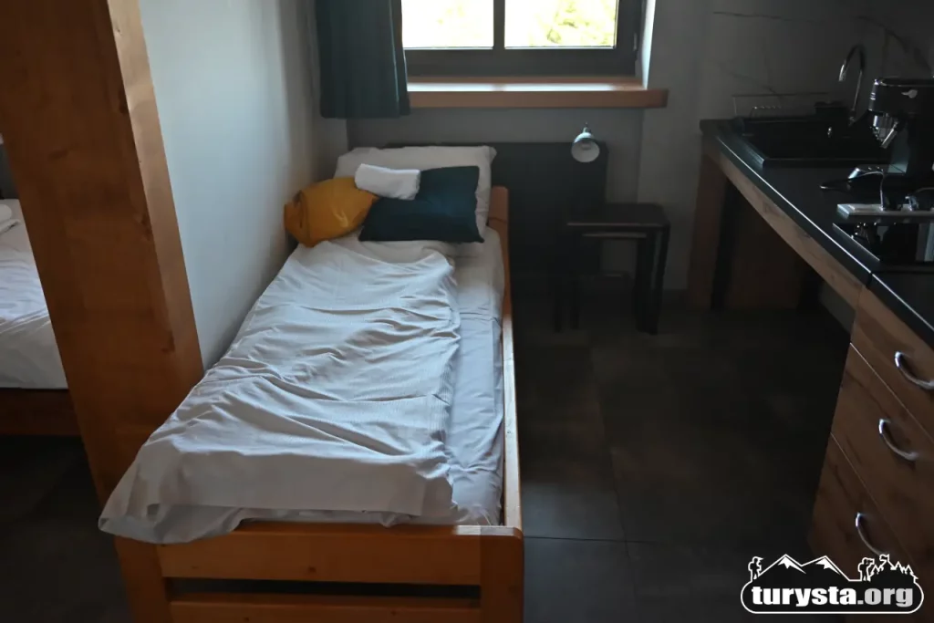 Wnętrze pokoju Studio w schronisku na Turbaczu z łóżkami dla 3 osób