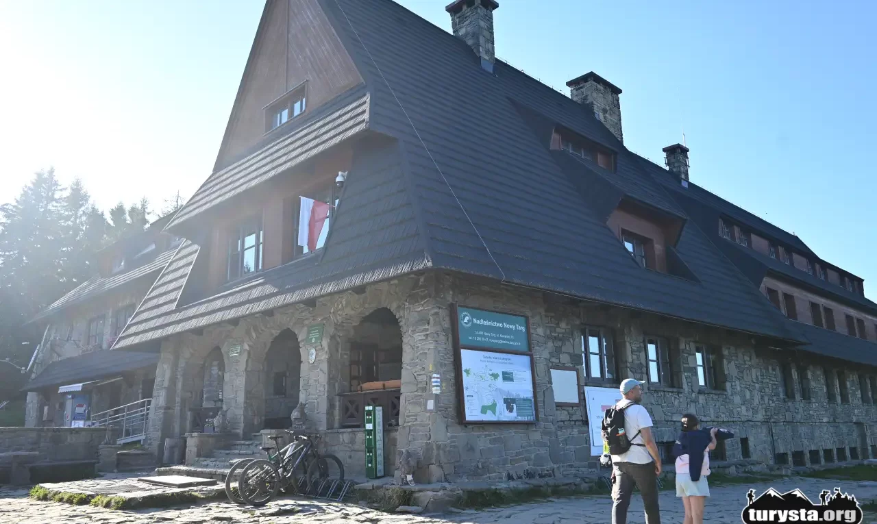 Budynek Schroniska PTTK na Turbaczu w słoneczny dzień