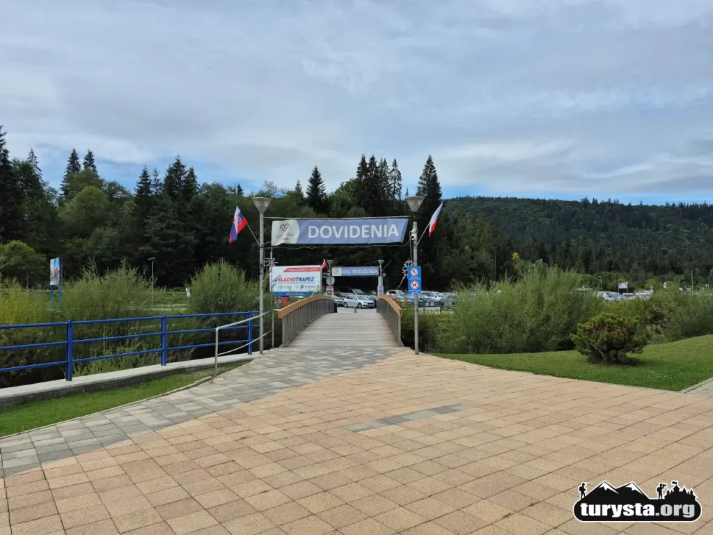 Ścieżka spacerowa prowadząca w stronę naturalnego zbiornika obok term