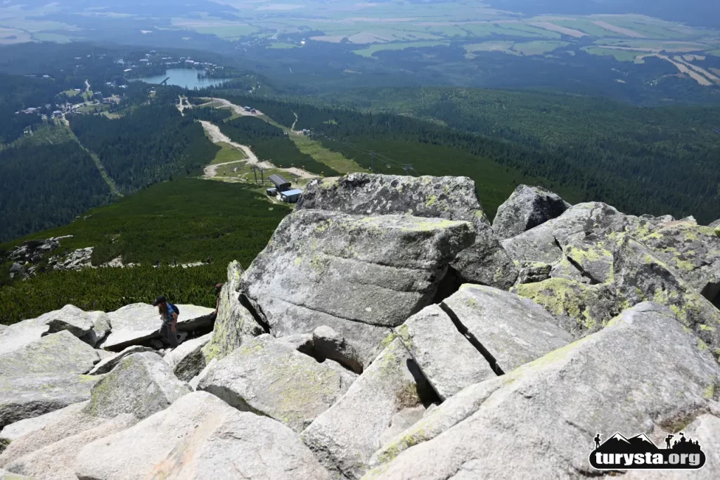 Nieregularne, strome głazy granitowe na szlaku na Przednie Solisko