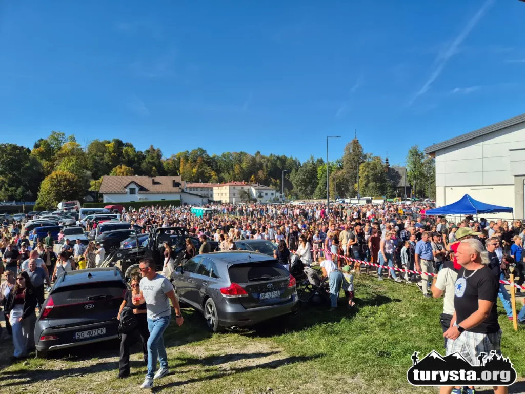 Tłum ludzi i zapełnione parkingi podczas I Rodzinnego Redyku w Rabce-Zdroju