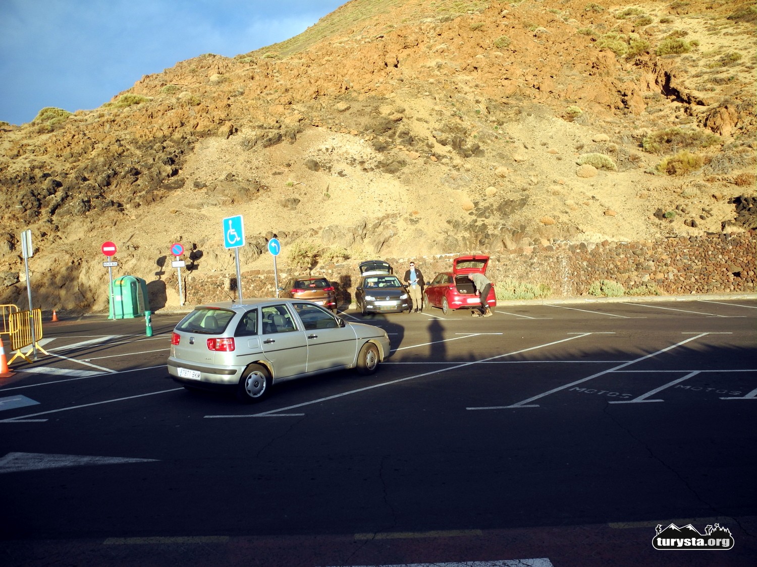 Parking pod kolejką Teide o ósmej rano